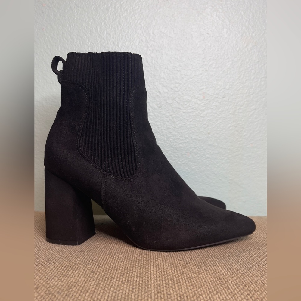 BLACK CHUNKY HEEL SUEDE POINTY TOE ANKLE BOOTIES